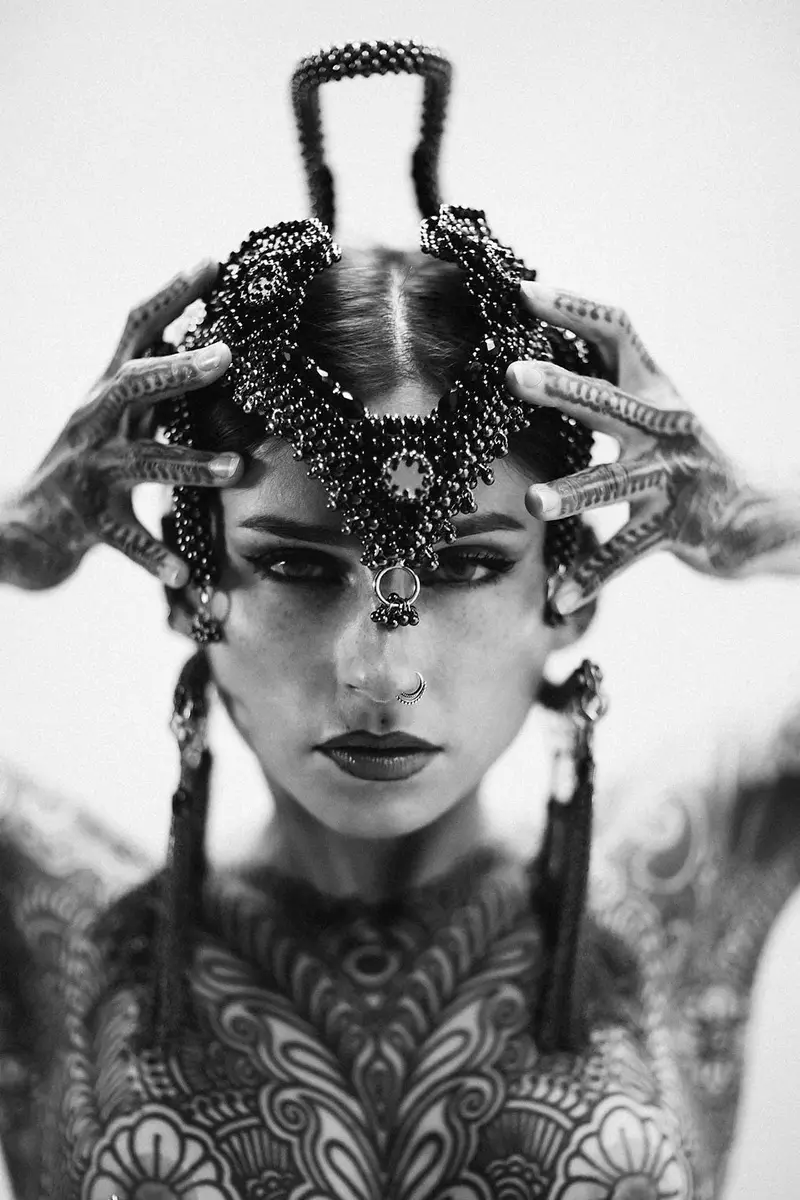 Jas Modular Headpiece In Jet Black – Modern Monochrome Look 1